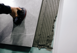 Профессиональные рекомендации для укладки керамогранита на стену