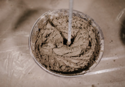 Приготовление раствора клея для блоков